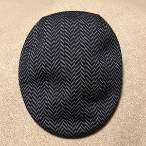 Mens Kangol cap sizd M, herringbone gray and black pattern knit
